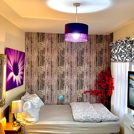 Comfy Double Bedroom With A Private Toilet Лондон Екстериор снимка