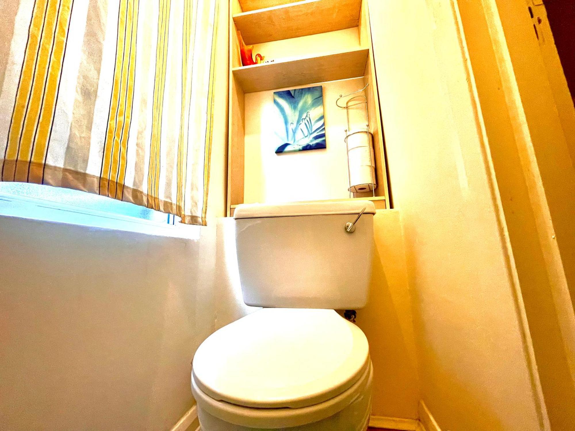 Comfy Double Bedroom With A Private Toilet Лондон Екстериор снимка